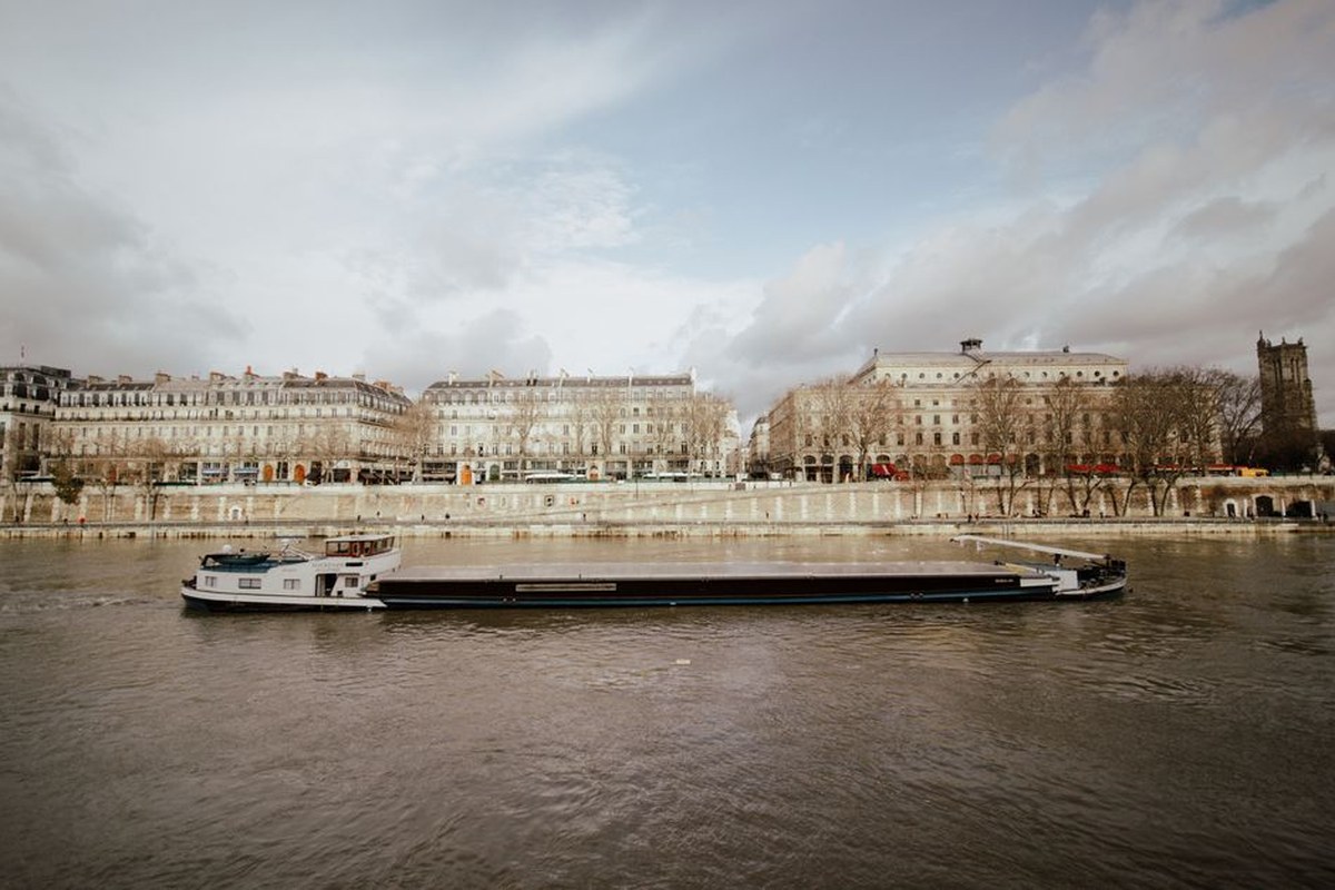 Bateau de promenade sur la Seine devant les immeubles de Paris, image illustrative.