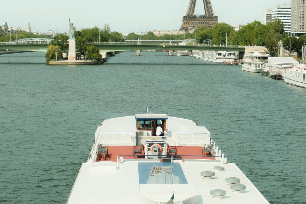 Bateau de croisière naviguant sur la Seine à Paris.