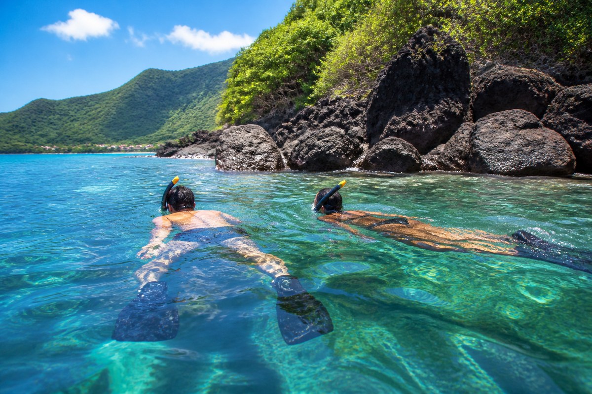 Snorkeleurs près du rivage dans une anse martiniquaise