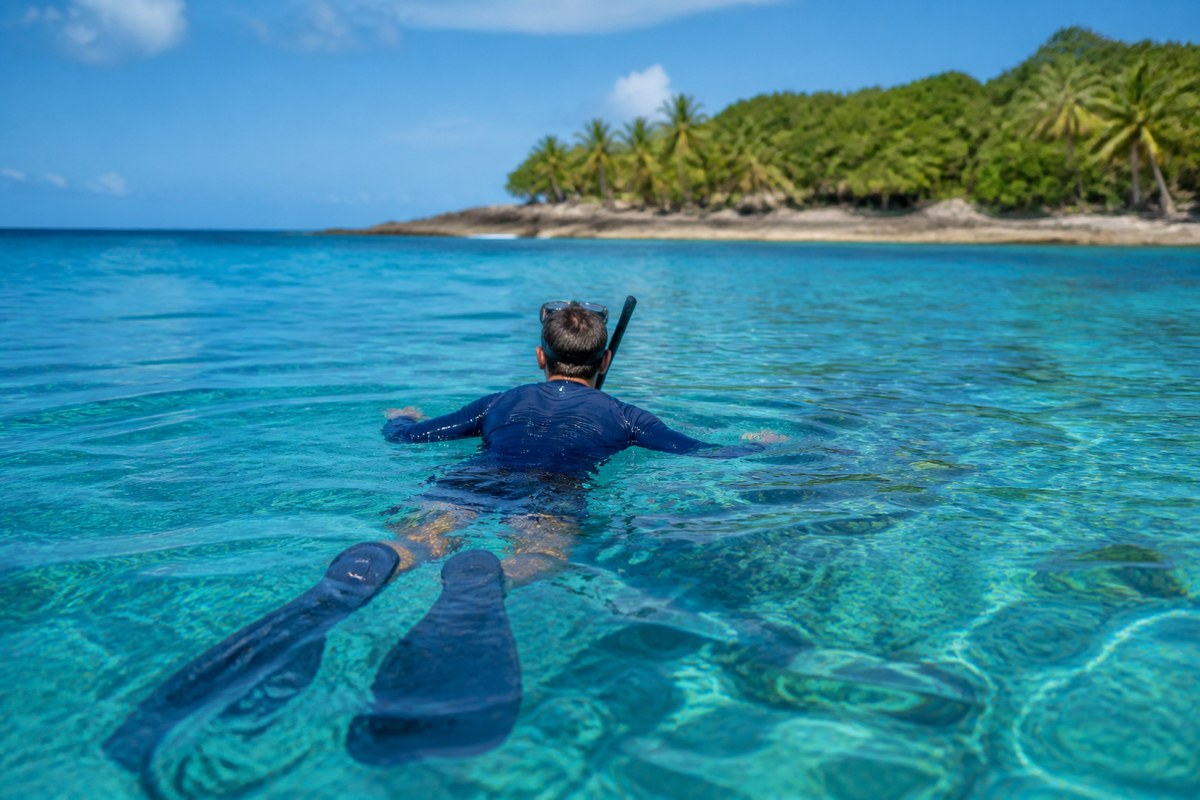 Snorkeleur équipé d’un haut couvrant pour limiter l’exposition au soleil